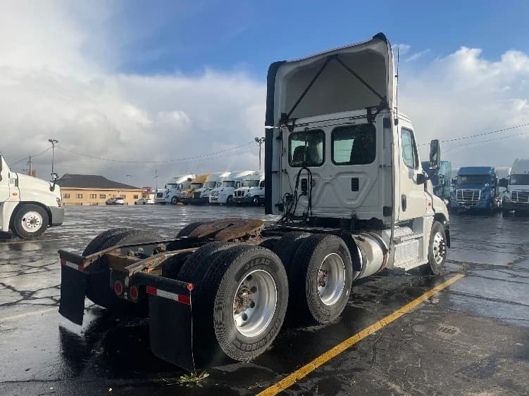 2017 Freightliner Cascadia in Chicago (Melrose Park), IL — photo 7