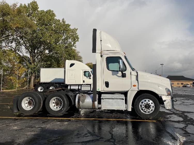 2017 Freightliner Cascadia in Chicago (Melrose Park), IL — photo 8