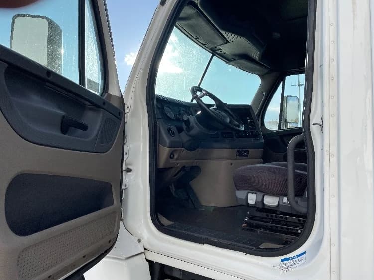 2017 Freightliner Cascadia in Chicago (Melrose Park), IL — photo 9