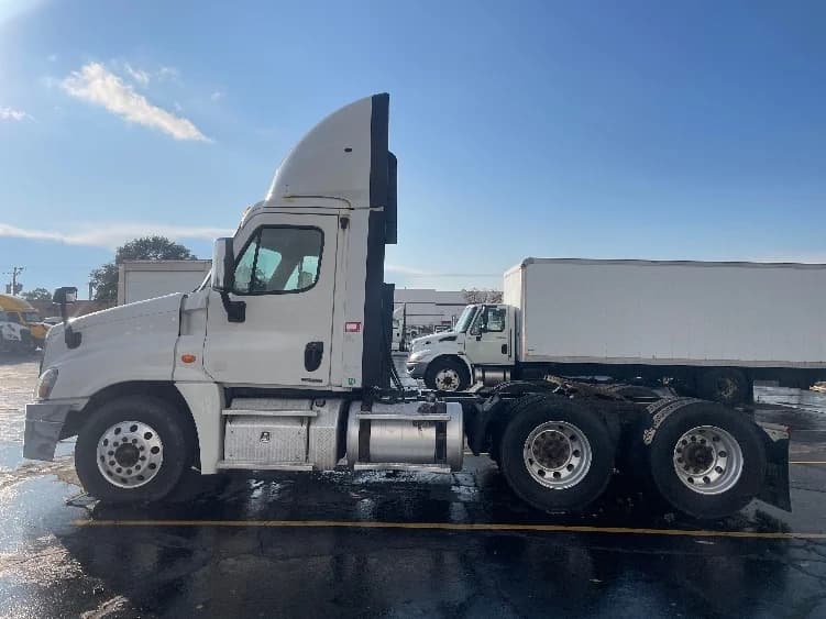 2017 Freightliner Cascadia in Chicago (Melrose Park), IL — photo 4