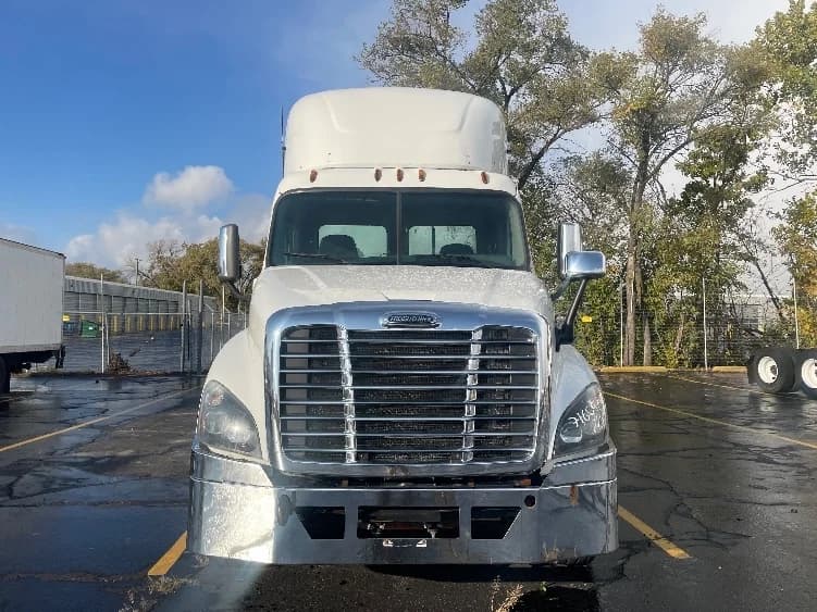2017 Freightliner Cascadia in Chicago (Melrose Park), IL — photo 2
