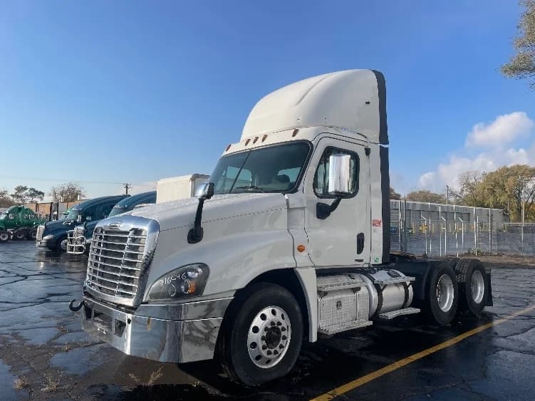 2017 Freightliner Cascadia in Chicago (Melrose Park), IL — photo 3