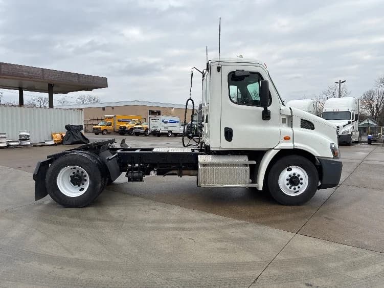 2018 Freightliner Cascadia in Parkersburg, WV — photo 8
