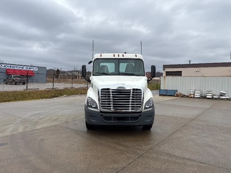 2018 Freightliner Cascadia in Parkersburg, WV — photo 2