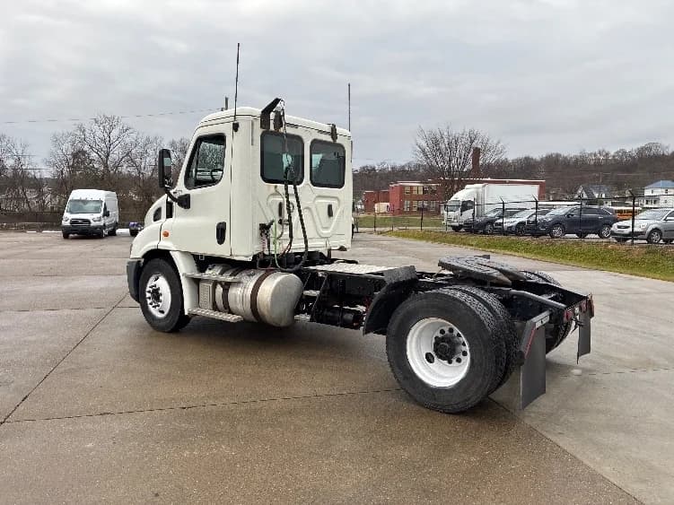 2018 Freightliner Cascadia in Parkersburg, WV — photo 5