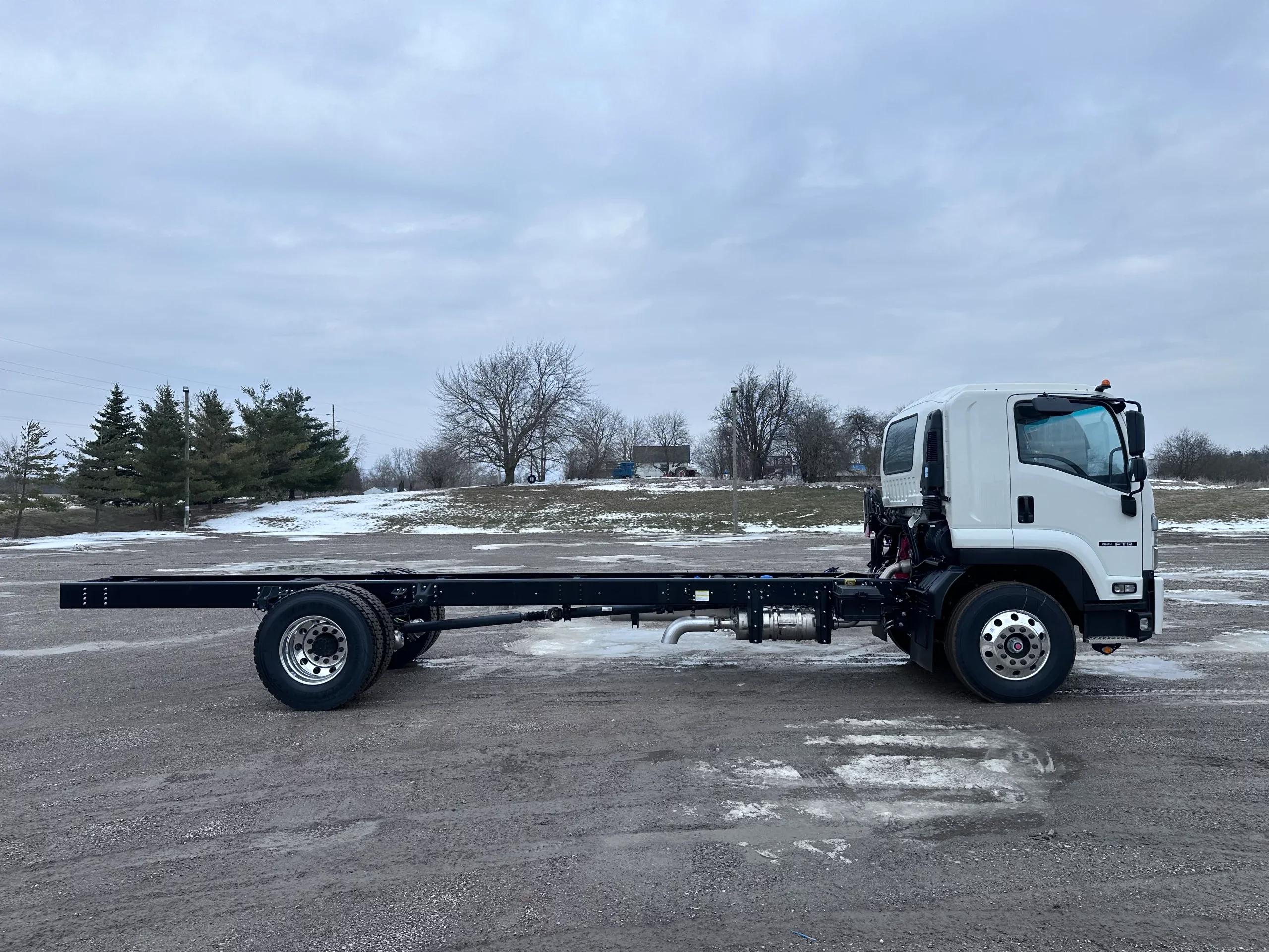 2025 Isuzu FTR — photo 4