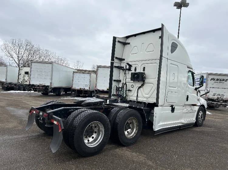 2022 Freightliner Cascadia in Akron, OH — photo 7