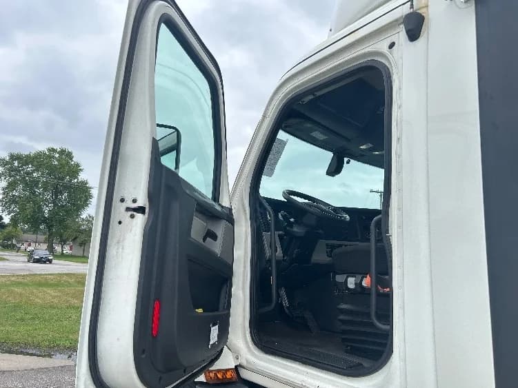 2020 Freightliner Cascadia in Elkhart, IN — photo 9