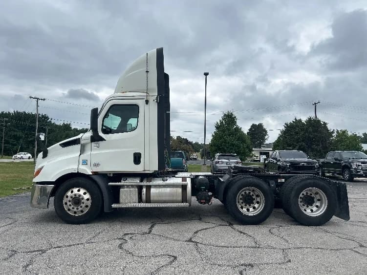 2020 Freightliner Cascadia in Elkhart, IN — photo 4