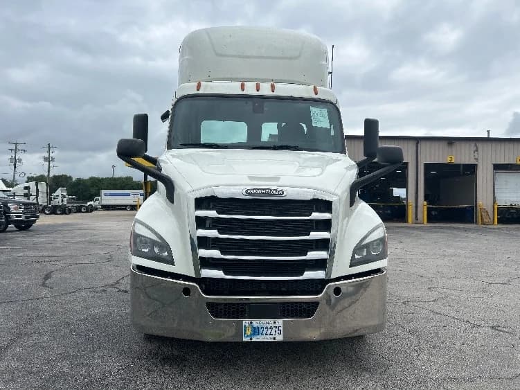 2020 Freightliner Cascadia in Elkhart, IN — photo 2