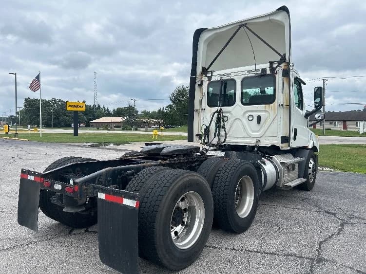 2020 Freightliner Cascadia in Elkhart, IN — photo 7