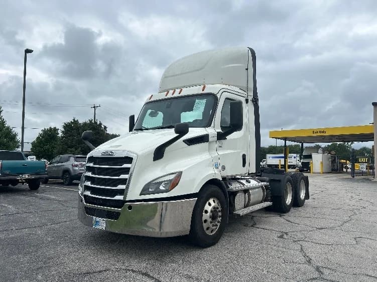 2020 Freightliner Cascadia in Elkhart, IN — photo 3