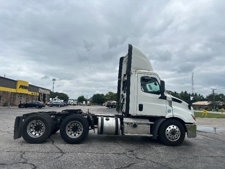 2020 Freightliner Cascadia in Elkhart, IN — photo 8