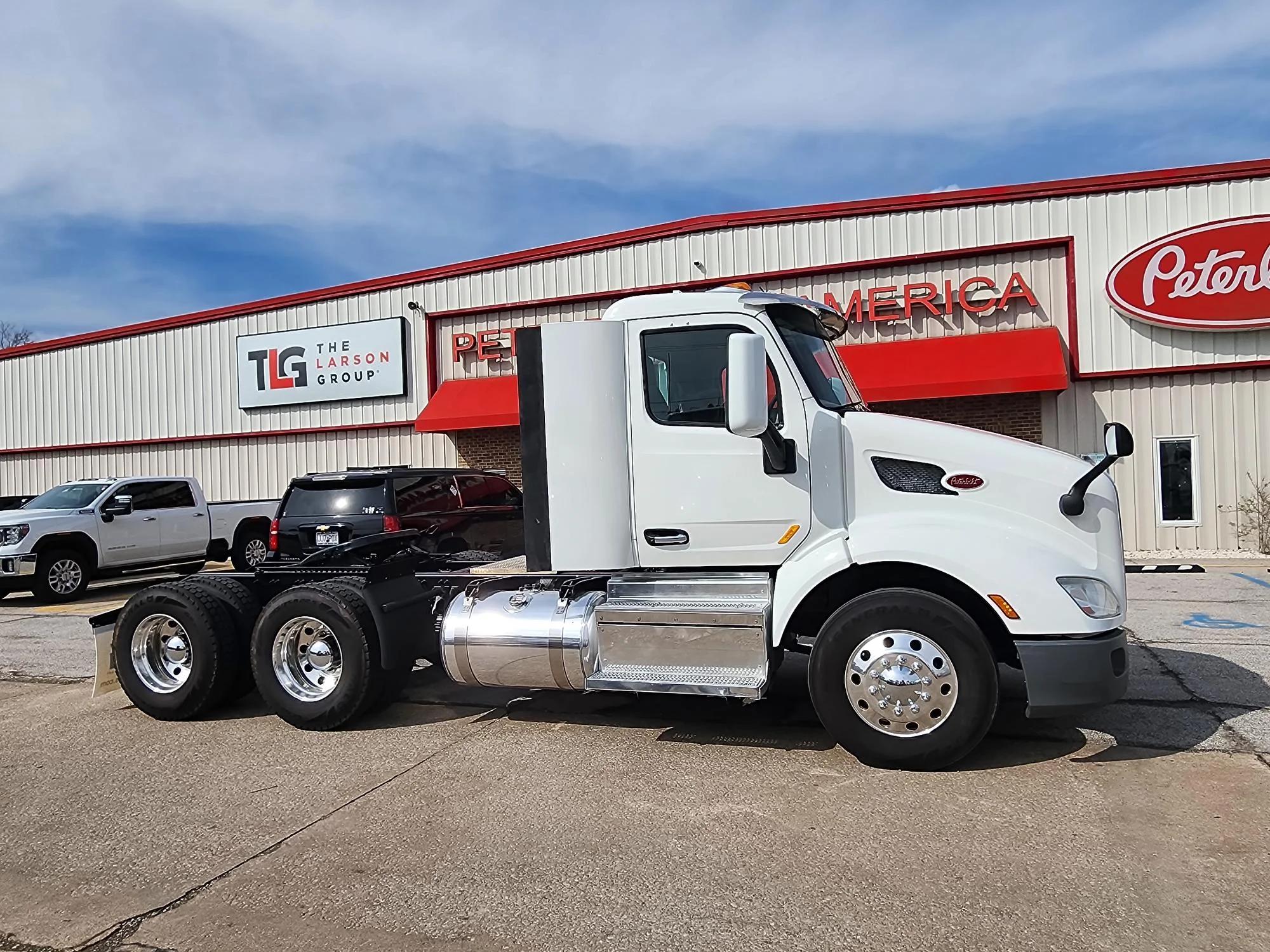 2021 Peterbilt 579 in O'Fallon, MO — photo 2