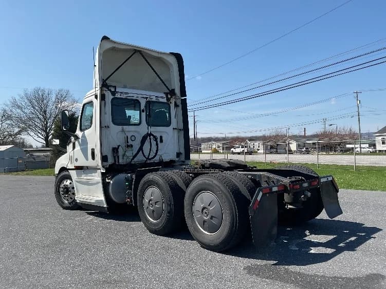 2020 Freightliner Cascadia in Harrisburg, PA — photo 5