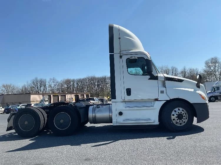 2020 Freightliner Cascadia in Harrisburg, PA — photo 8