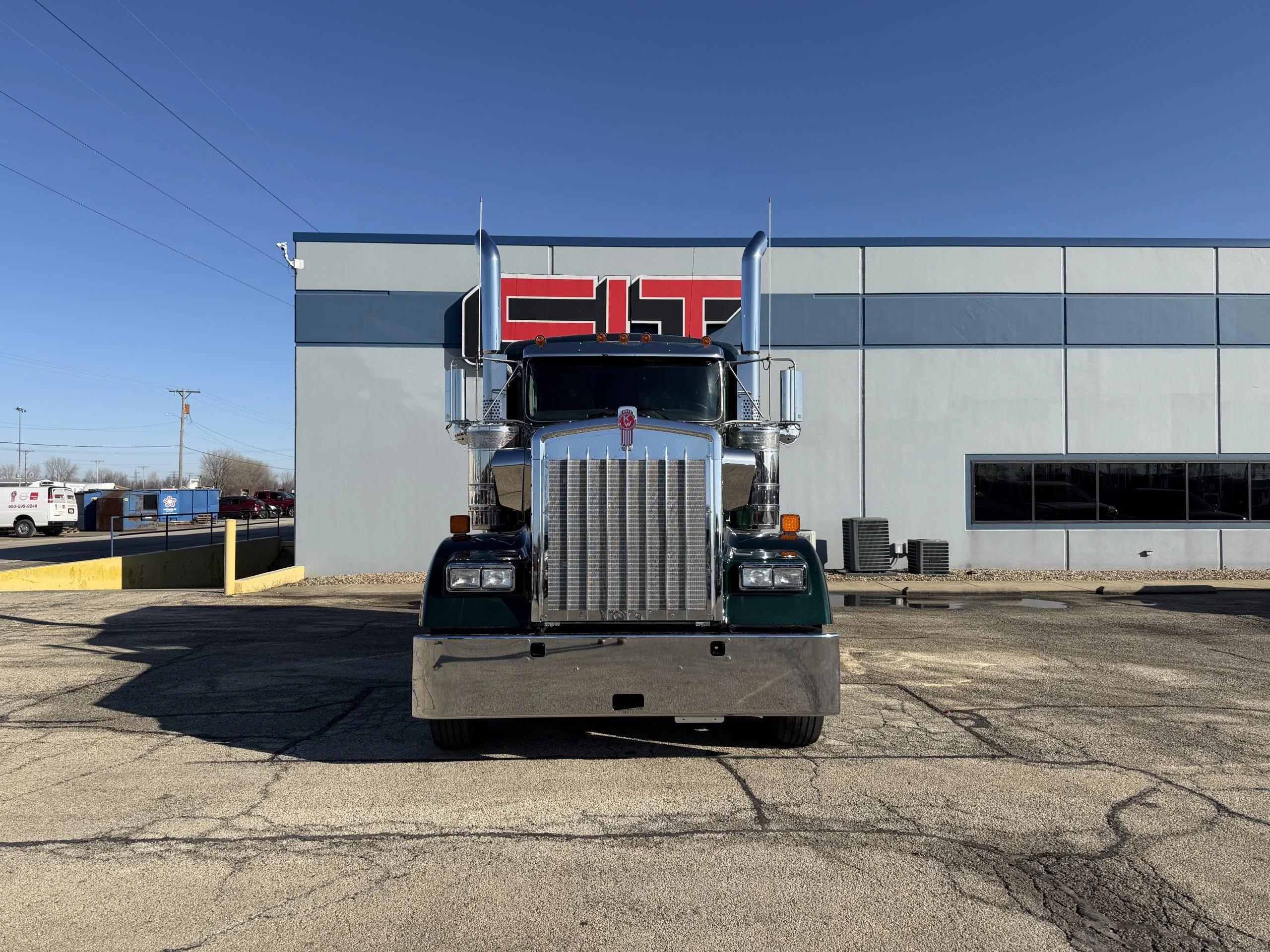 2027 Kenworth W900 in Springfield, IL — photo 2