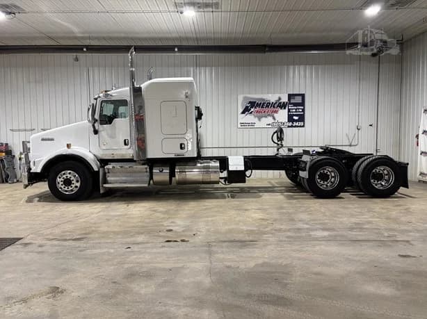 2012 Kenworth T800 in Hartford, SD — photo 4