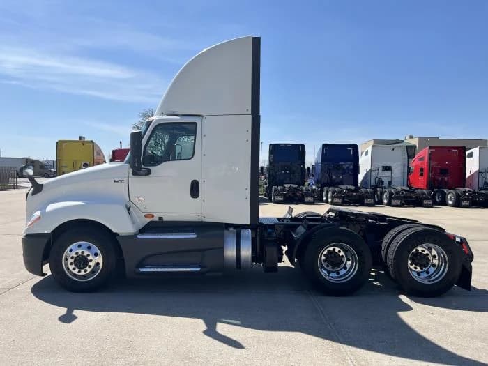 2022 International LT — photo 3