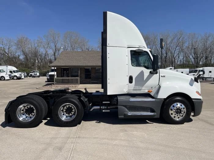 2022 International LT — photo 7