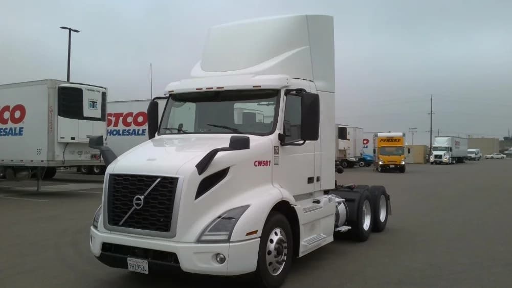 2021 Volvo VNR 640 in Stockton, CA — photo 3