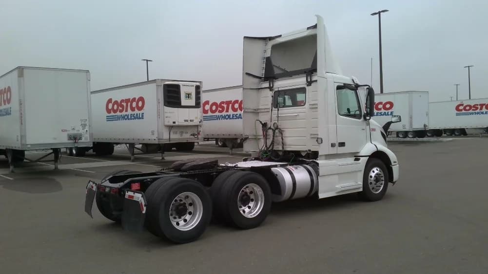 2021 Volvo VNR 640 in Stockton, CA — photo 7