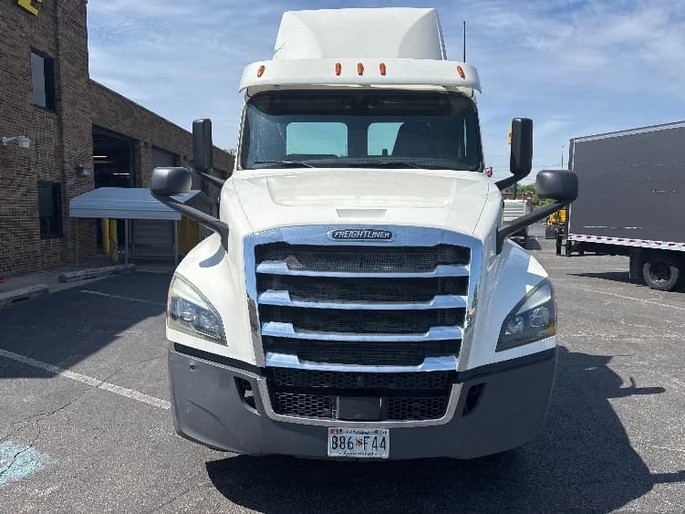 2019 Freightliner Cascadia in Baltimore, MD — photo 2