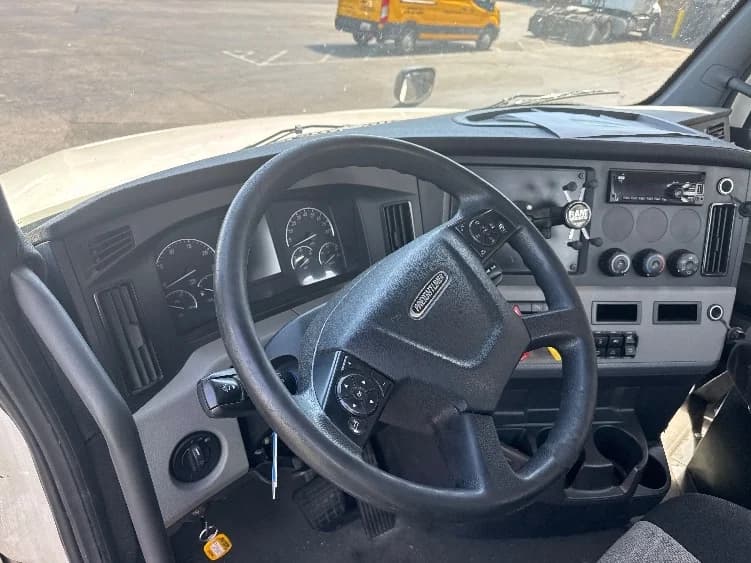 2019 Freightliner Cascadia in Baltimore, MD — photo 10
