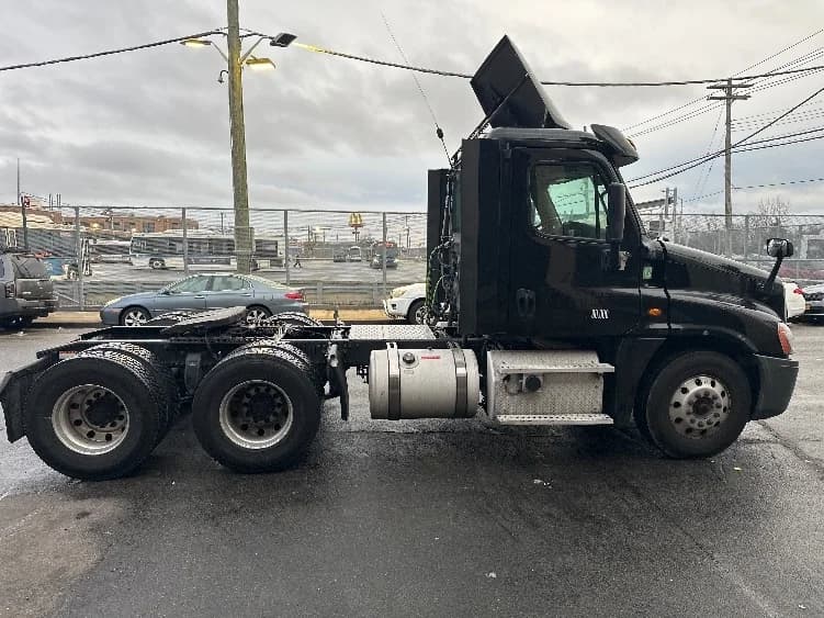 2018 Freightliner Cascadia in West Babylon, NY — photo 8