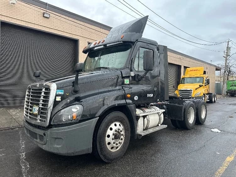 2018 Freightliner Cascadia in West Babylon, NY — photo 3