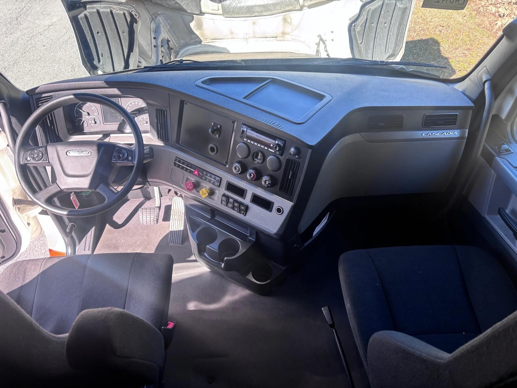 2021 Freightliner Cascadia in Raleigh, NC — photo 14