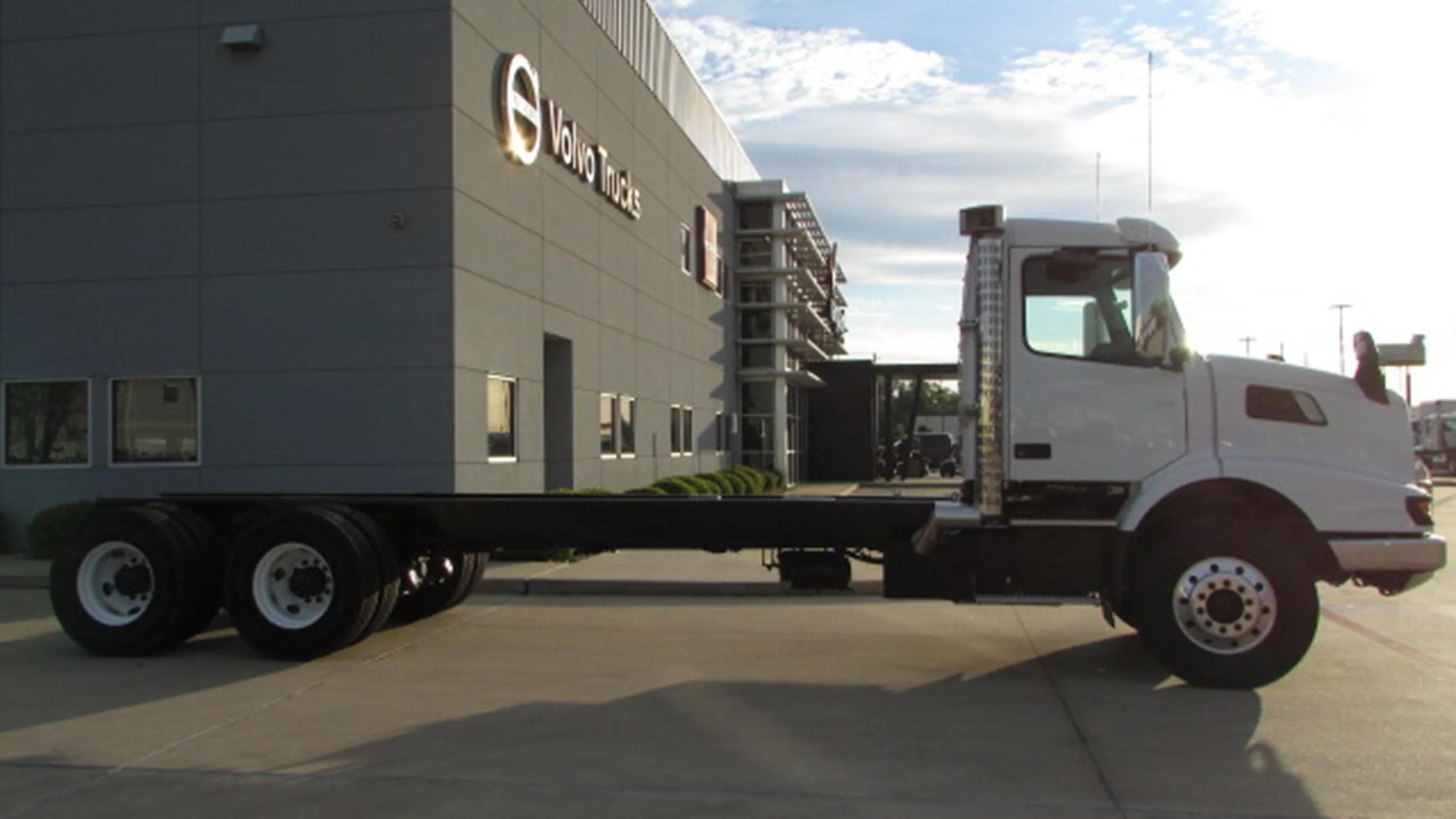 2025 Volvo in HOUSTON, TX — photo 3