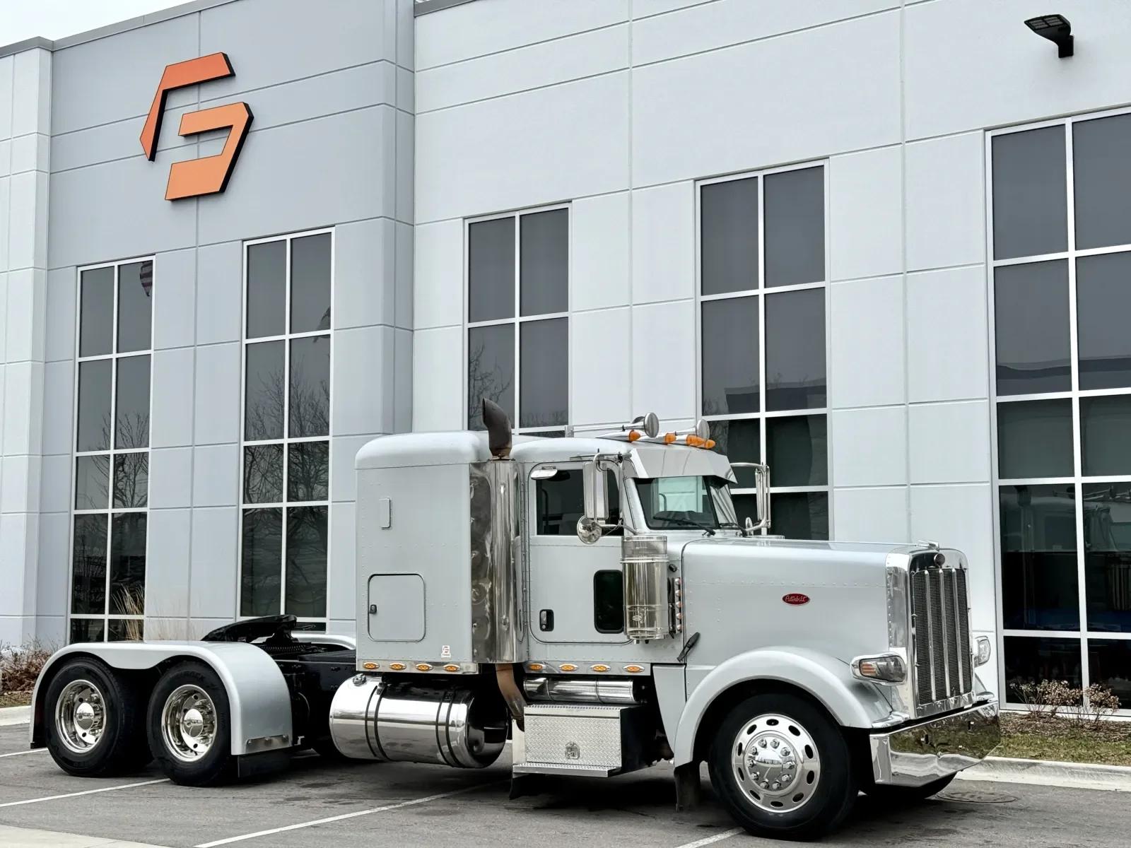 2008 Peterbilt 388 in New Lenox, IL — photo 2