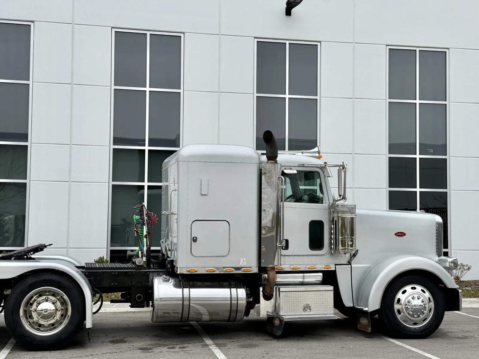 2008 Peterbilt 388 in New Lenox, IL — photo 7