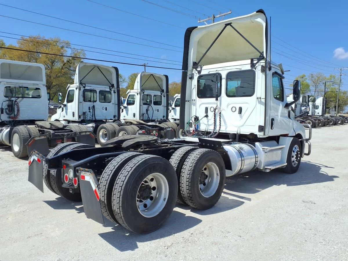 2020 Freightliner Cascadia in Greenville, SC — photo 4