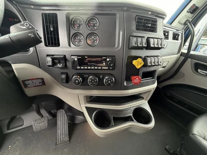 2027 Peterbilt 579 in Orlando, FL — photo 12