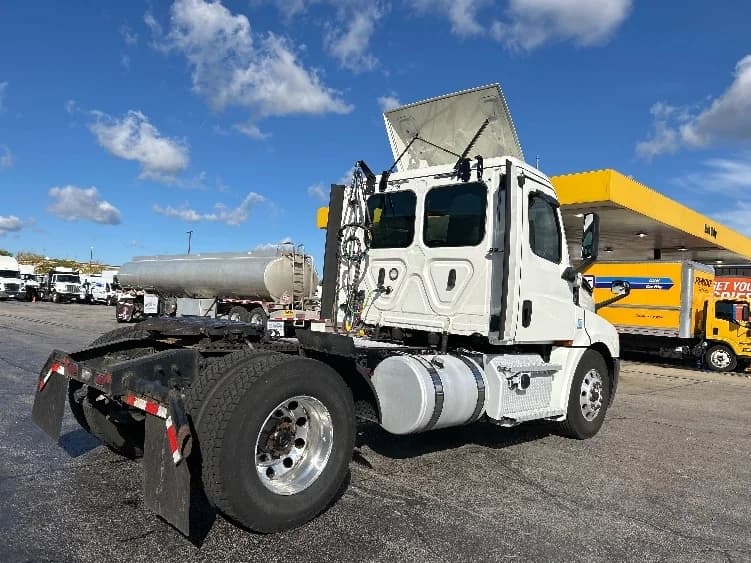 2020 Freightliner Cascadia in Sturtevant, WI — photo 7