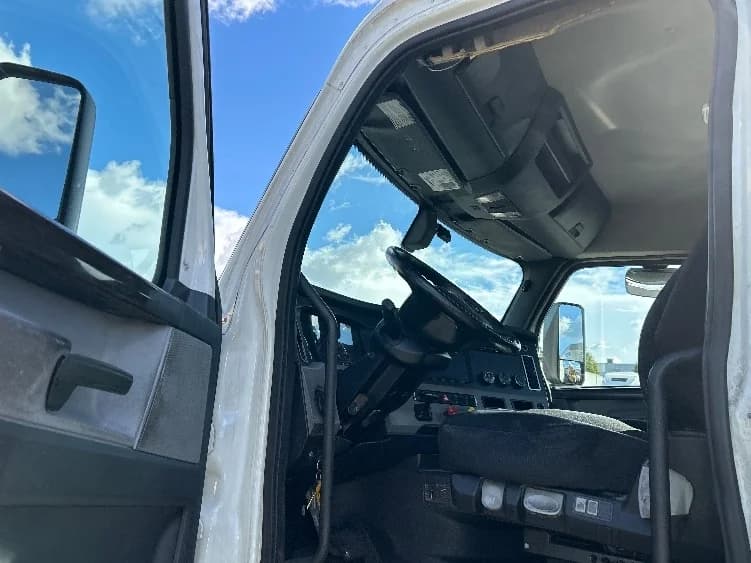 2020 Freightliner Cascadia in Sturtevant, WI — photo 8