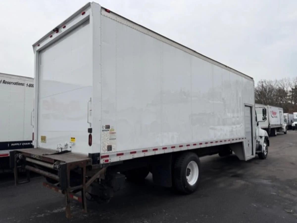 2017 Hino 268 in Farmingdale, NY — photo 4