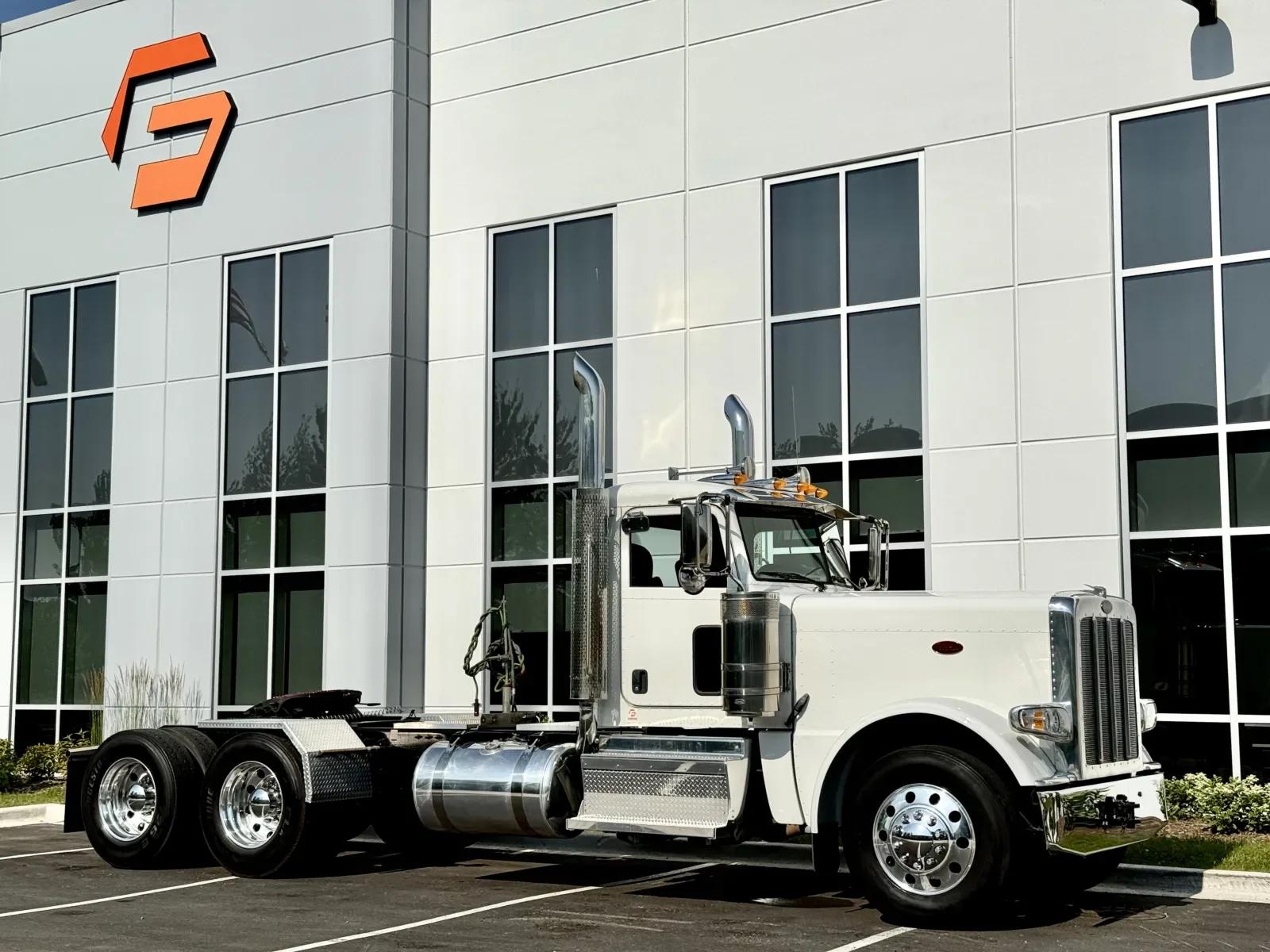 2022 Peterbilt 389 in New Lenox, IL — photo 2