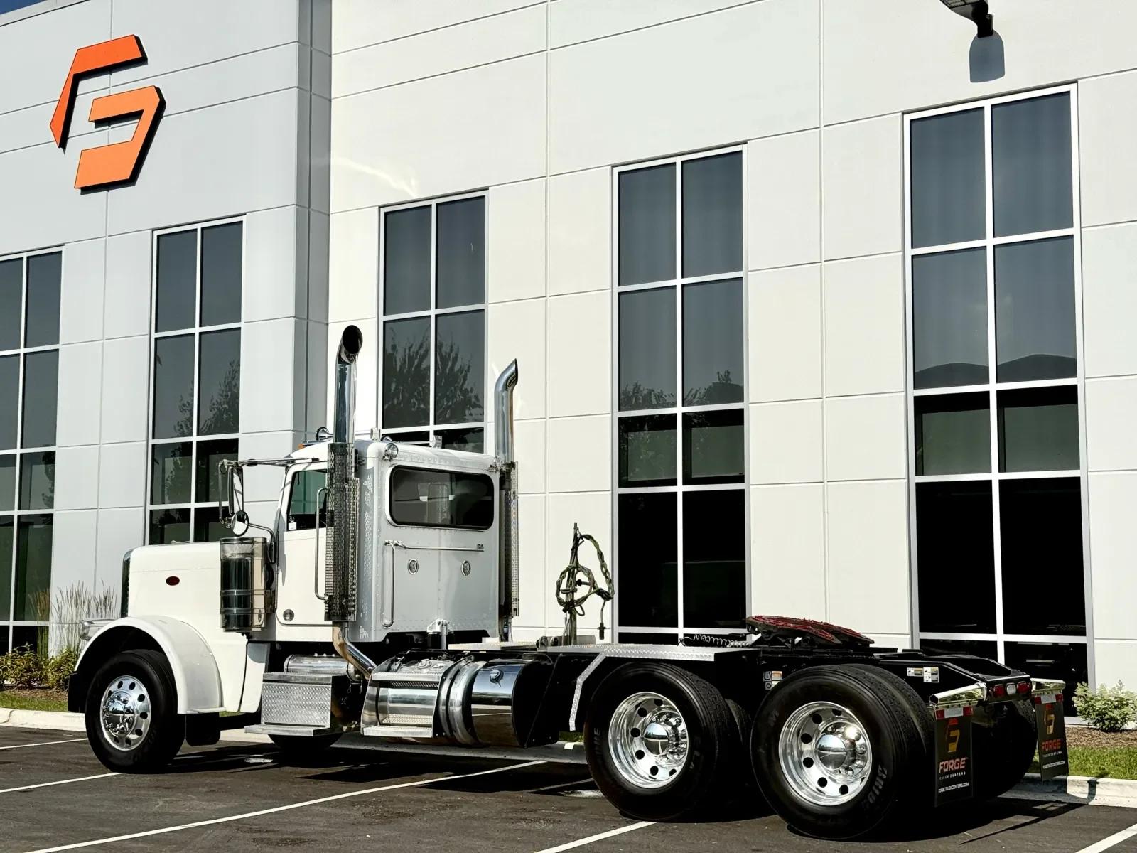 2022 Peterbilt 389 in New Lenox, IL — photo 6