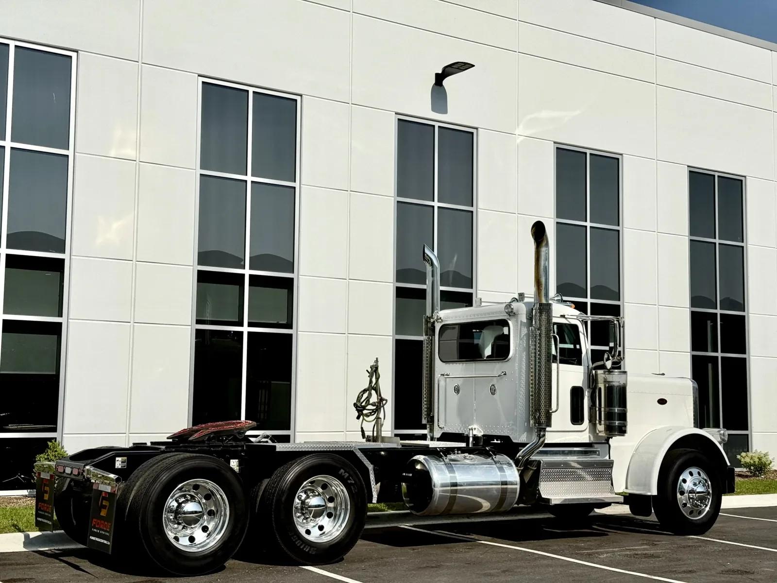 2022 Peterbilt 389 in New Lenox, IL — photo 5