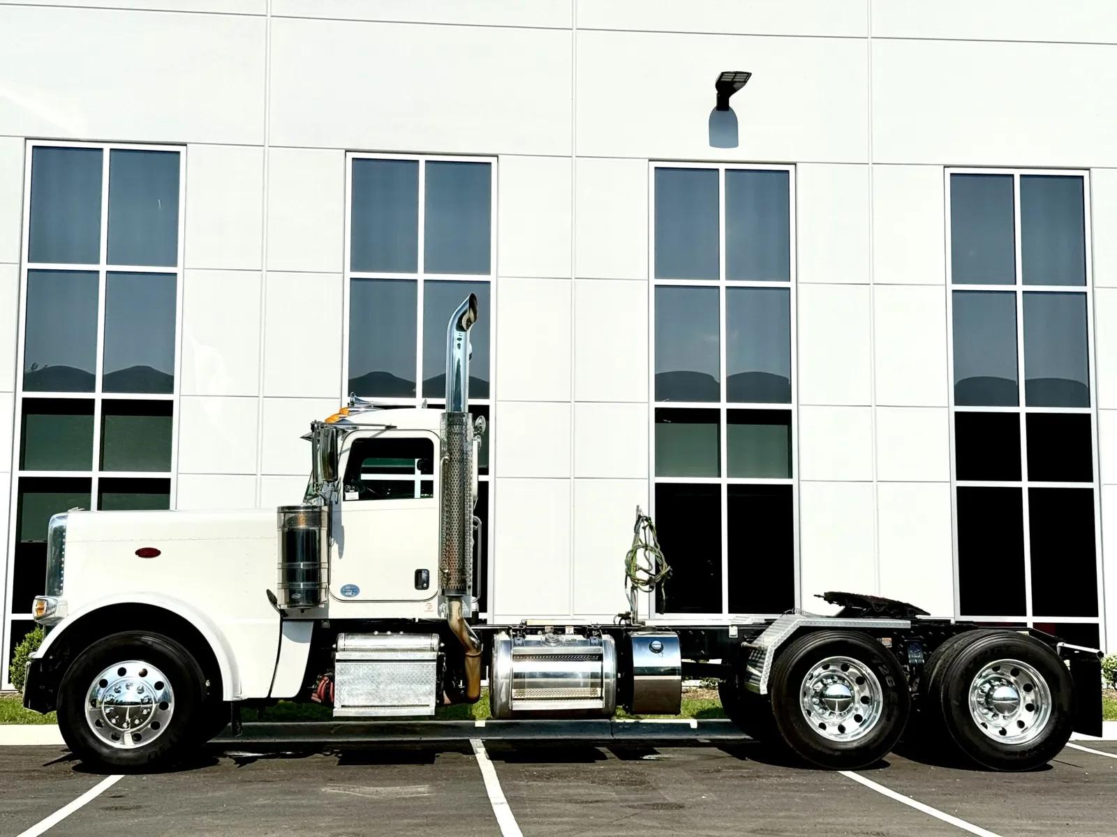 2022 Peterbilt 389 in New Lenox, IL — photo 4