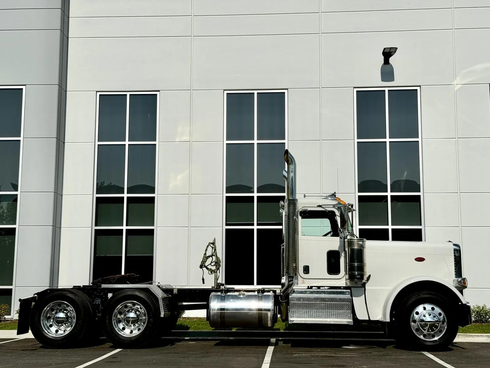 2022 Peterbilt 389 in New Lenox, IL — photo 3