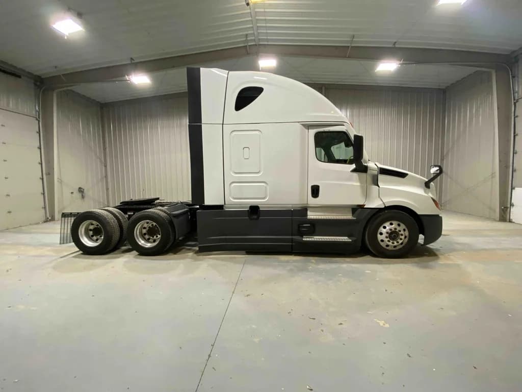 2024 Freightliner Cascadia in Sioux Falls, SD — photo 4