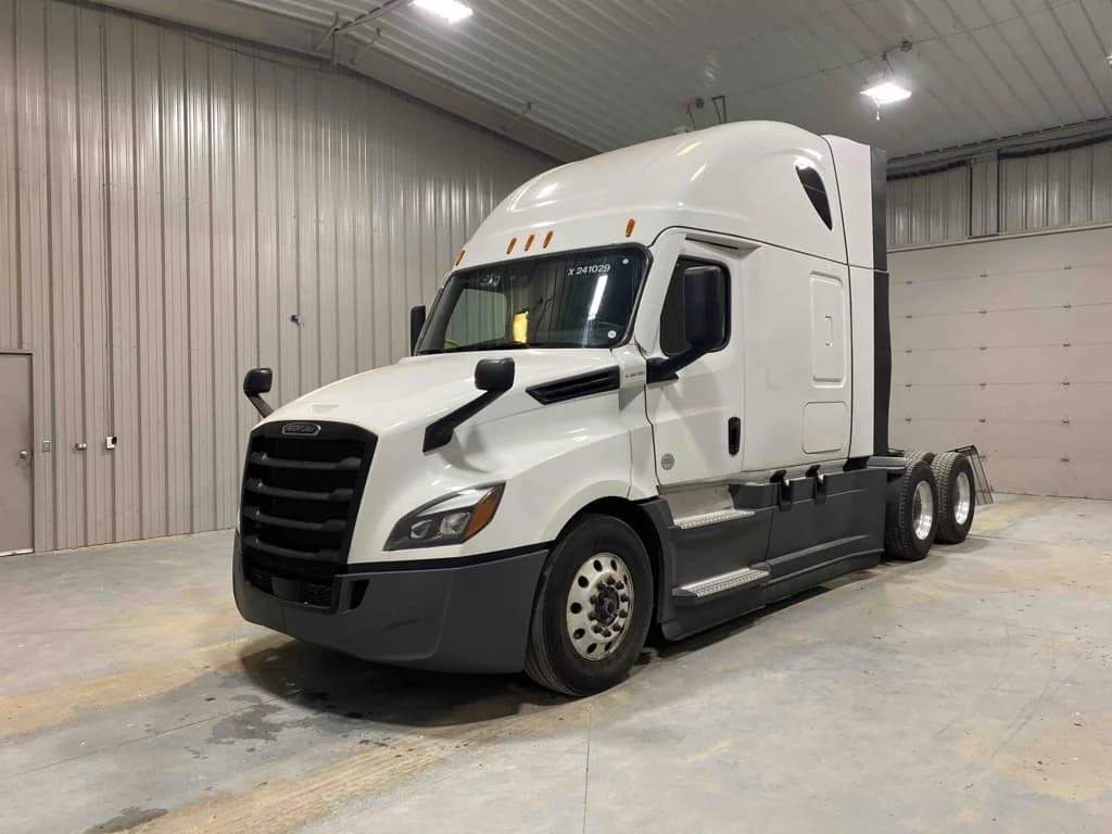 2024 Freightliner Cascadia in Sioux Falls, SD — photo 2