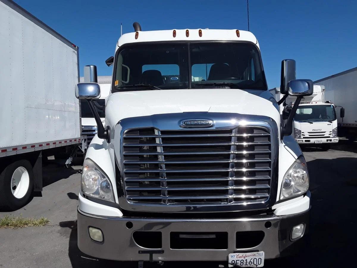 2018 Freightliner Cascadia in Montebello, CA — photo 2
