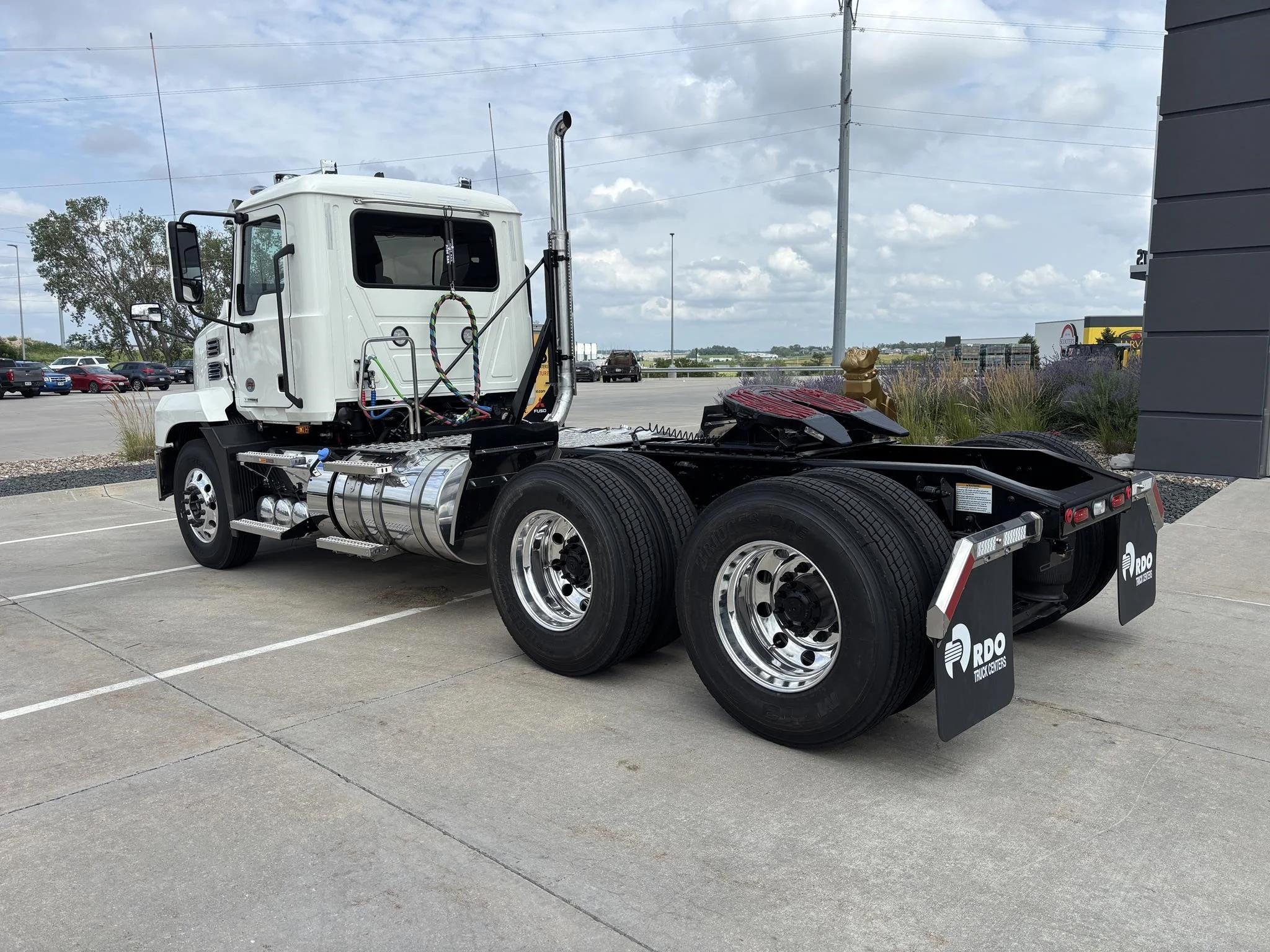 2026 Mack Anthem — photo 2
