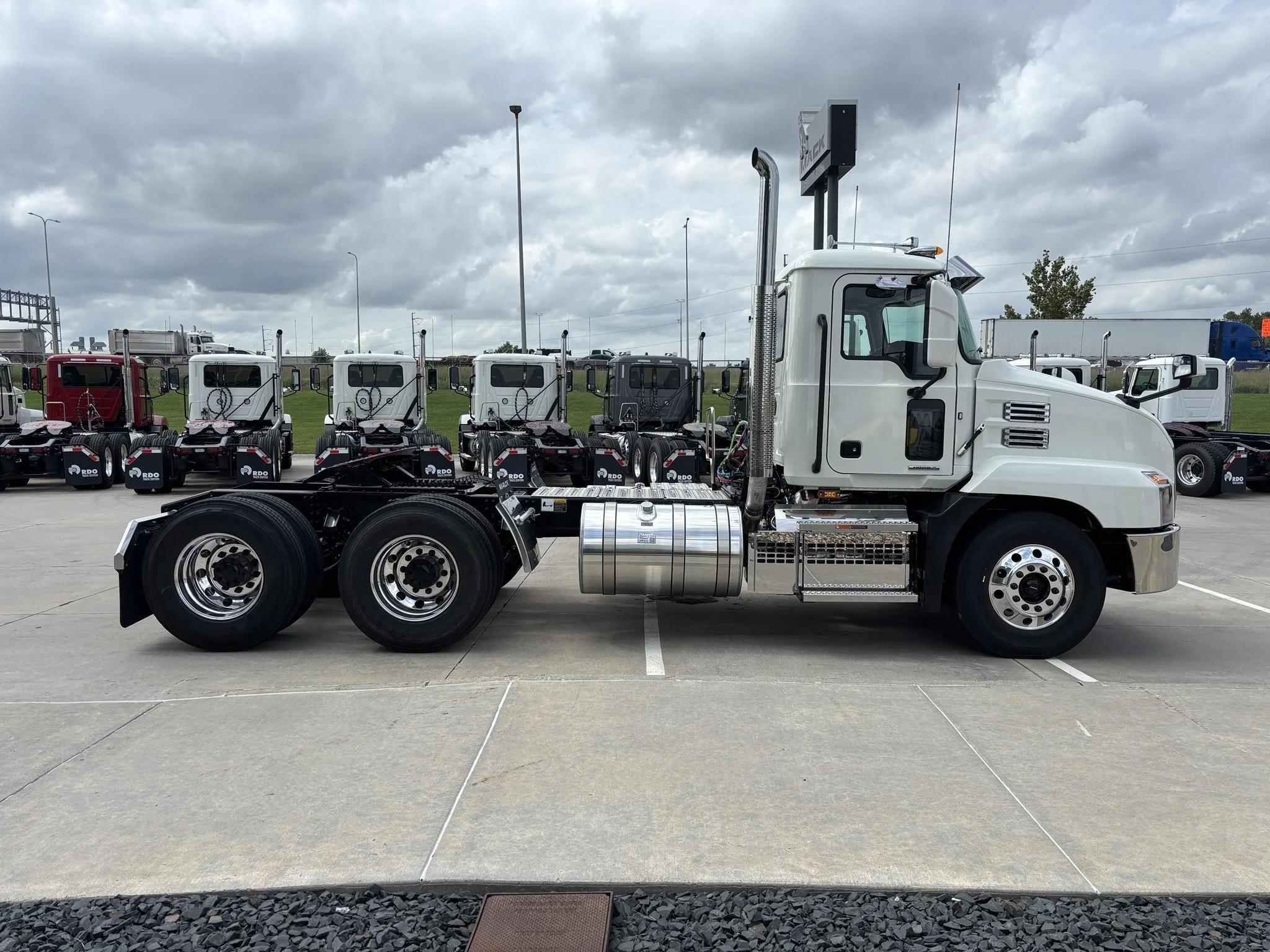 2026 Mack Anthem — photo 5