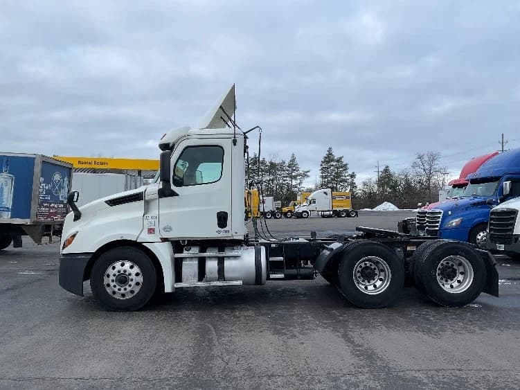 2019 Freightliner Cascadia in Linden, NJ — photo 3